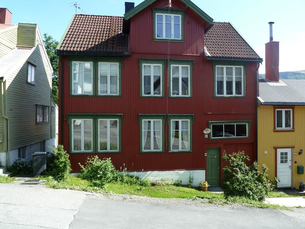 Red Old House Tromso Apartment Room photo